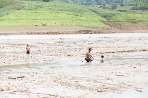 Kon Tum: Mạo hiểm vượt bộ lòng hồ thủy điện để đến nơi canh tác